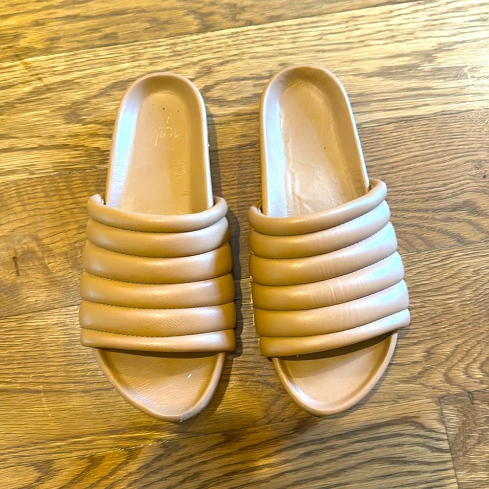 Beek Skimmer honey tan sandals size 7. To fit size 6.5-7
